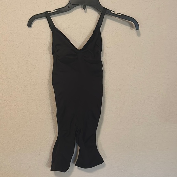SKIMS (B11) Sculpting Seamless Mid-Thigh NWOT Bodysuit XS - Picture 2 of 3